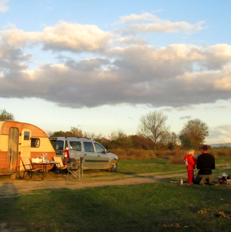 Griechenland Nachtlager mit Feuerstelle- leben im Camper- Minimalsimus- ortsunabhängigkeit- frei- reisen mit Kind