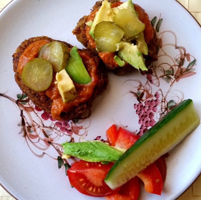 Vegan-Burger-Möhren-Bohnen-Avocado-healthy-green-gesund