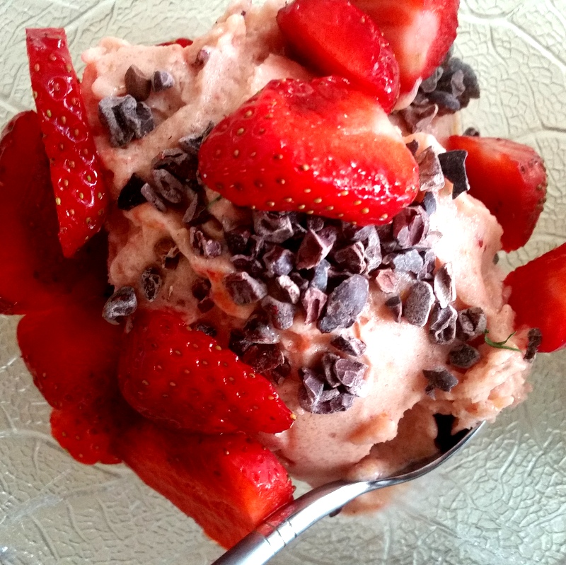 Erdbeereis mit Erdbeeren und Kakao Nibs- Rohkost- milchfrei- zuckerfei- eifrei- allergiefrei- kinderfreundlich