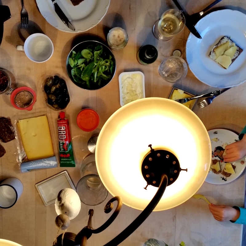 Abendbrot- Familie- Familienessen- Abendbrotstisch- Nomaden- ortsunabhängig