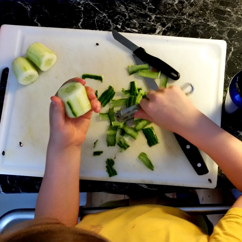 Kinder in der Küche- kleiner Koch- Gurken schneiden- Früchstücksbox- Picknick mit Kindern