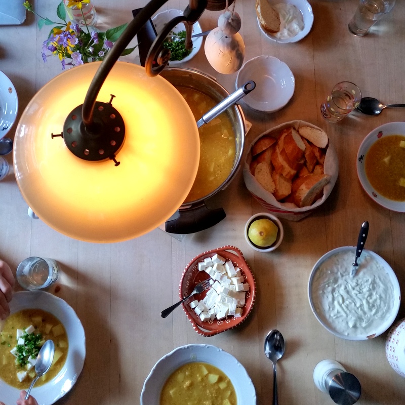 gemeinsames Abendbrot-Familienessen-gelbe Linsen-alle an einem Tisch