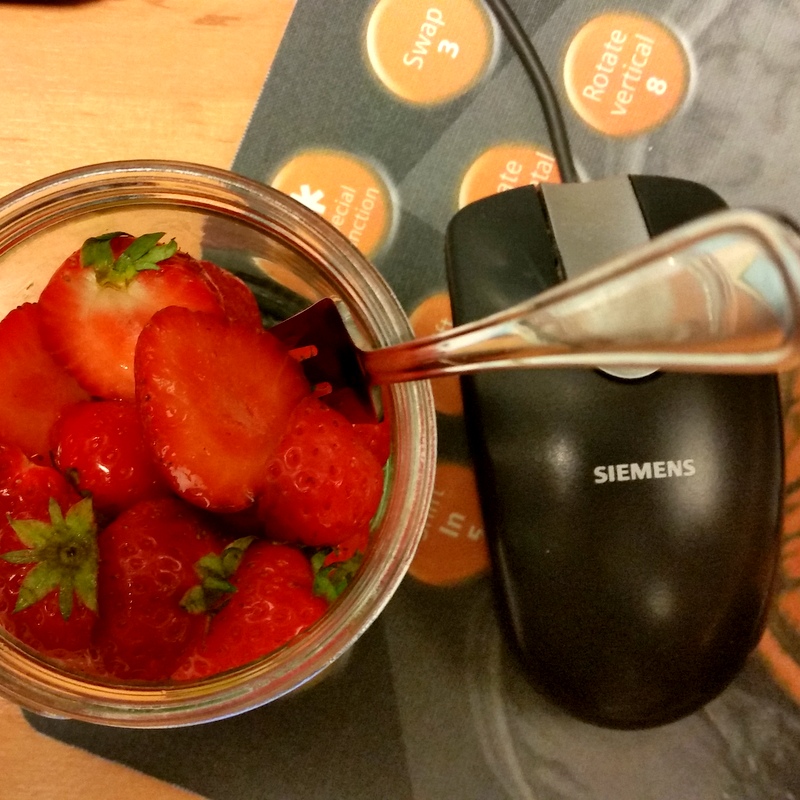 Erdbeeren- Frühstück-Arbeit-schnelles Essen-Energie- Rohkost auf der Arbeit