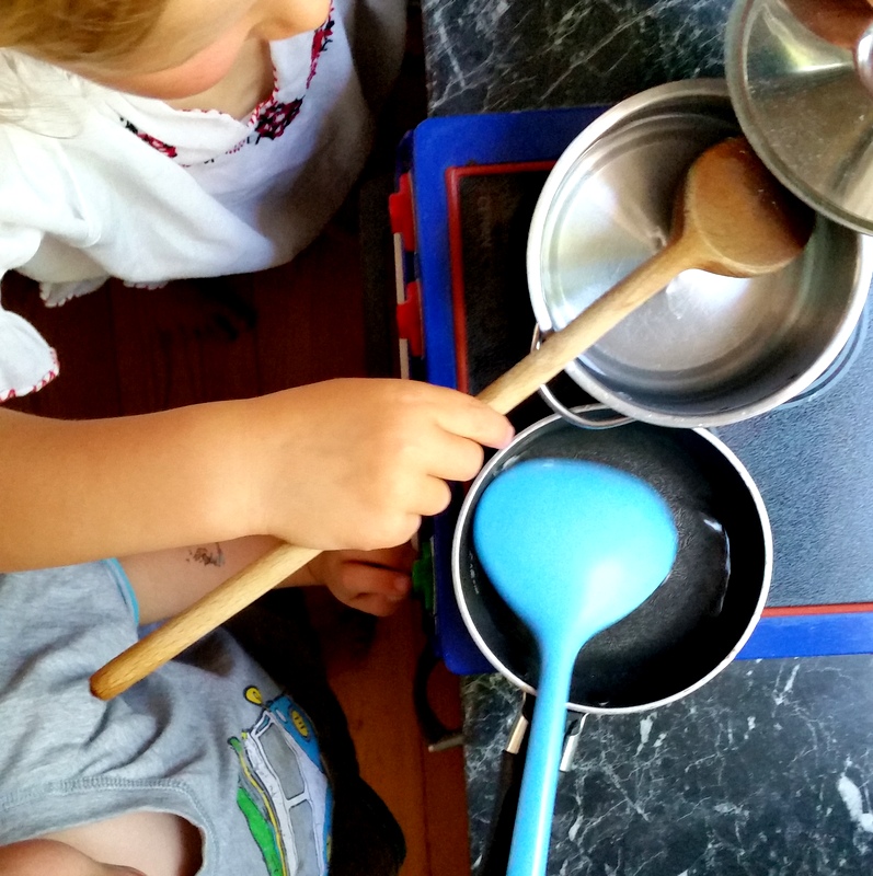 kochen für Kinder-Kinder machen mit-Puppenküche