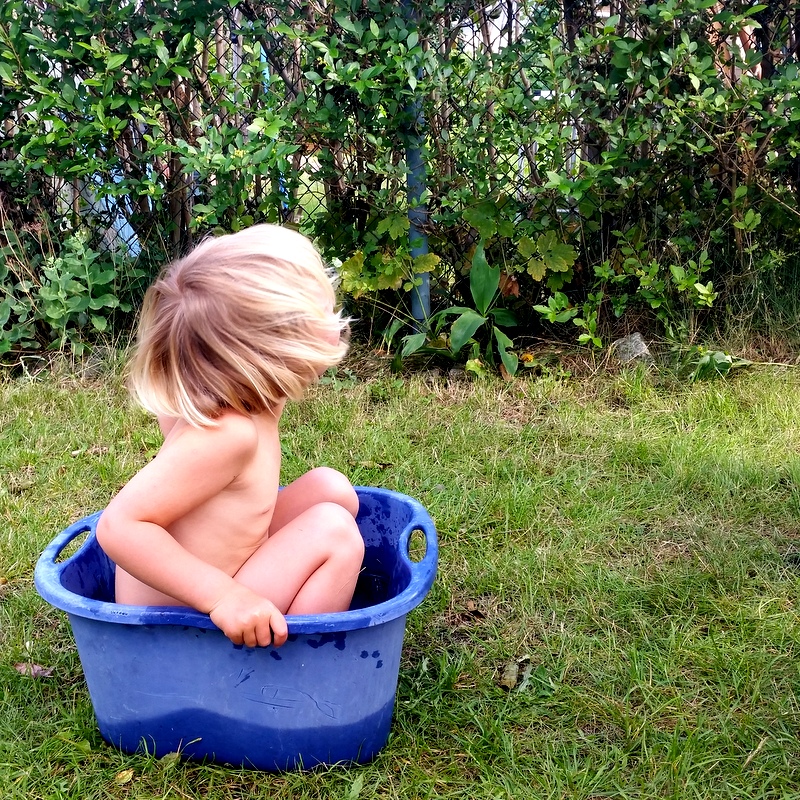 Infinity pool für Kinder-Pool-Gartenpool-baden-planschen-mit wenig dingen-Minimalismus-Kindheit
