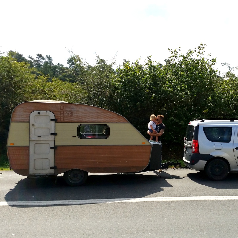 Wohnwagen- leben im Camper- Nomaden- Urlaub- Qek Aero- Dacia Logan- Hochzeit