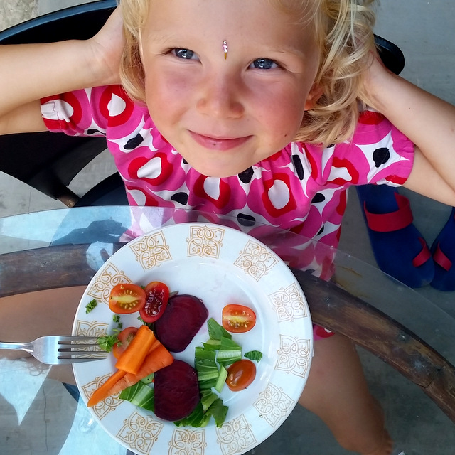 Kind isst Rawfood Neurodermitis Ernährung gesunder Darm gesundes Leben Bali